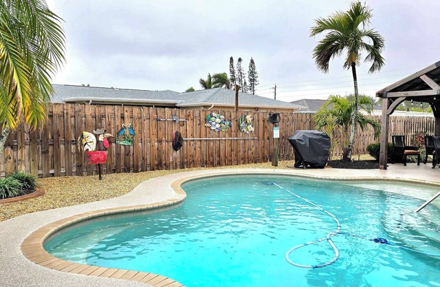 Pet Friendly, Heated Saltwater Pool Home, Close to Anna Maria Is & IMG Academy