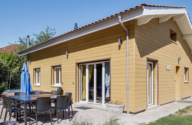 Pet-Friendly Holiday Home Un petit coin de vacances with Whirlpool