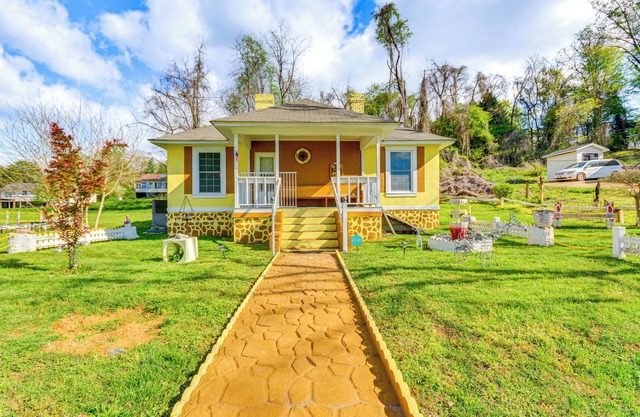 Pet-Friendly Home w/Grill & Porch in Martinsville