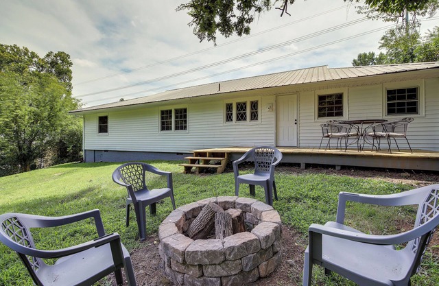 Pet-Friendly Knoxville Rental w/Fenced Yard!
