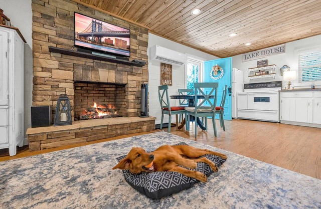 Pet Friendly Lake House w/Fully Fenced Yard and Fire Pit
