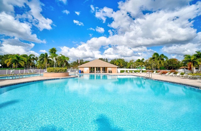 Pet-Friendly Lakeside Stay! Heated Pool, BBQ, Tennis, Outdoor Dining, Near Bradenton and Beaches