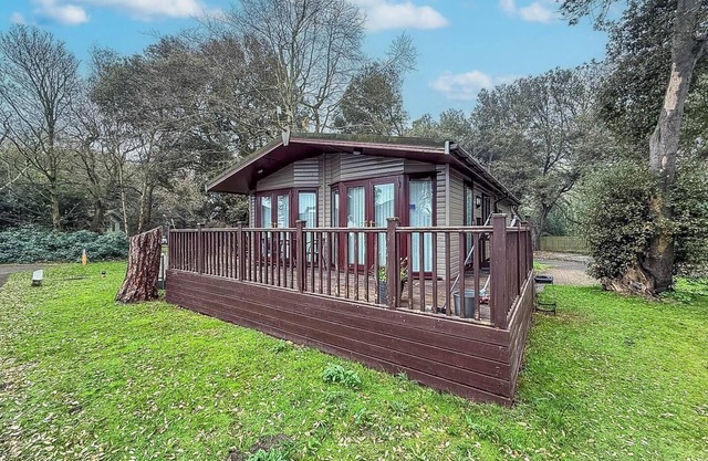 Pet friendly, luxury lodge with decking in Suffolk near the beach ref 32108A