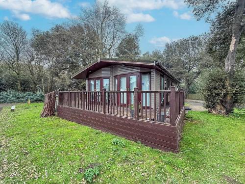 Pet Friendly, Luxury Lodge With Decking In Suffolk Near The Beach Ref 32108A