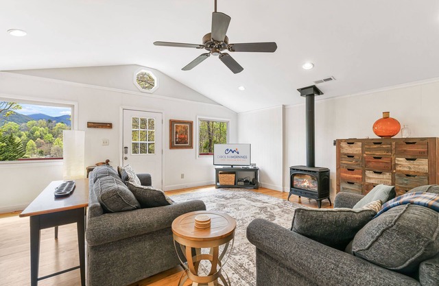 Pet-Friendly Mountain Views + Biltmore Pass | 20 Mins to Asheville
