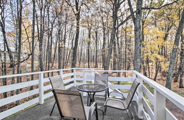Pet-Friendly New Auburn Apt w/On-Site Lake!