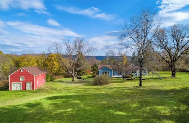 Pet Friendly Oasis on 5 Private Acres, 10 min to Tanglewood