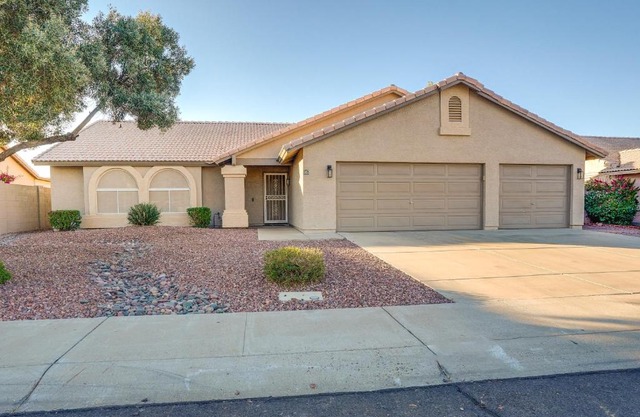 Pet-Friendly Peoria Home Near State Farm Stadium!