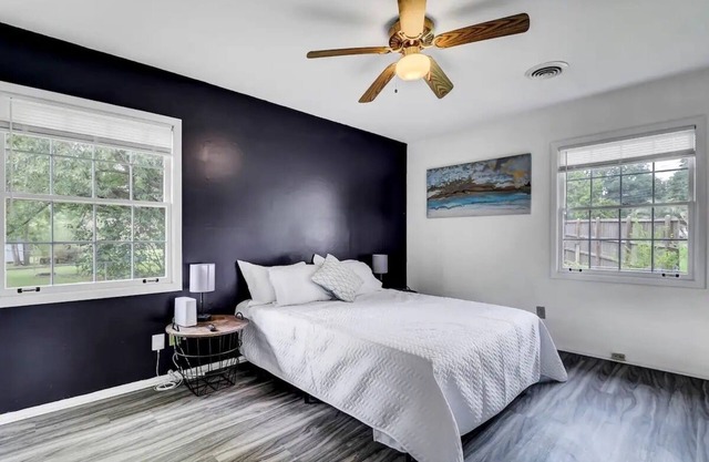 Pet friendly + Private yard: Close to Charleston