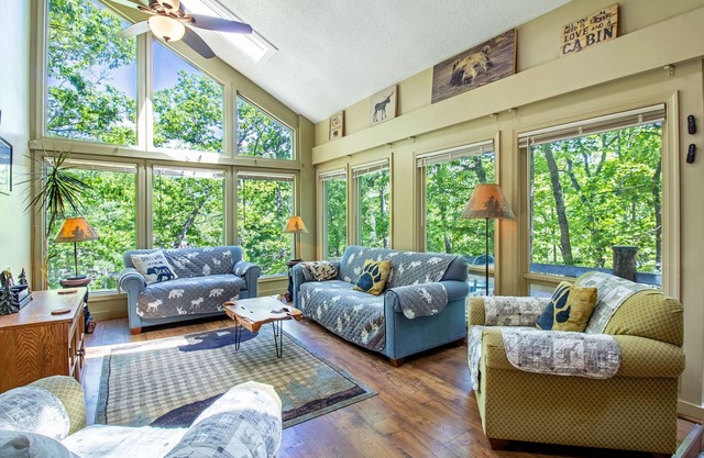 Pet friendly, Rec passes, can walk to nearby fun!