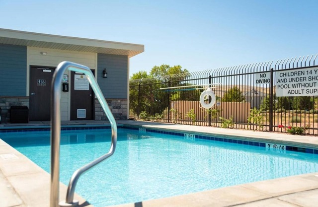 Pet-Friendly Room with Full Kitchen Next to Zion! Pool!