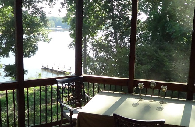Pet Friendly, Rustic LakeFront Home, 4 kayaks, Pontoon rental, free WiFi, Floats