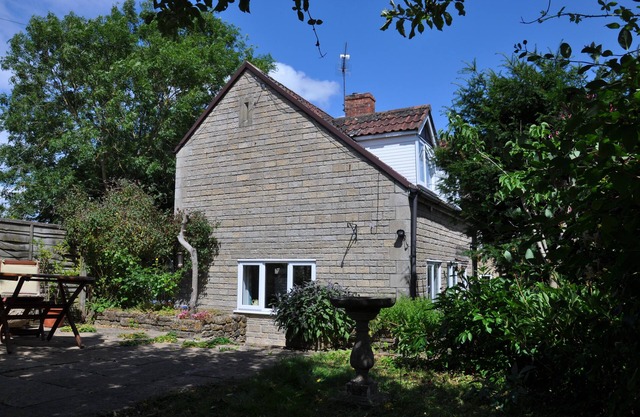 Pet friendly, self-contained cottage annexe with garden. Light and spacious.