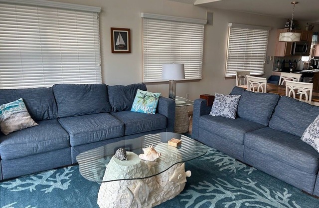 Pet Friendly, sleeps 11, near downtown