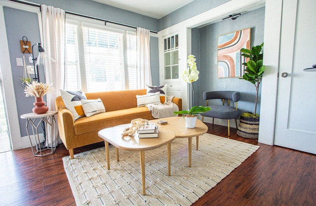 Pet-Friendly Stay, Mins to Beach, Conv Ctr + Prkg