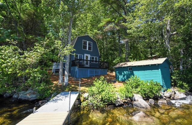Pet-friendly waterfront cottage just 26' from the shore of Panther Pond!
