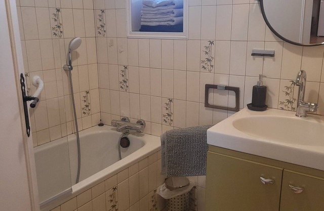 Petite Maison Dans Quartier Résidentiel à Proximité du Centre de Bas en Basset