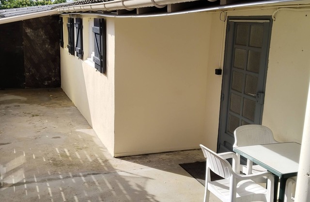 Petite Maison de 25 m Carré au Calme, Paisible. Derrière Cour des Propriétaires