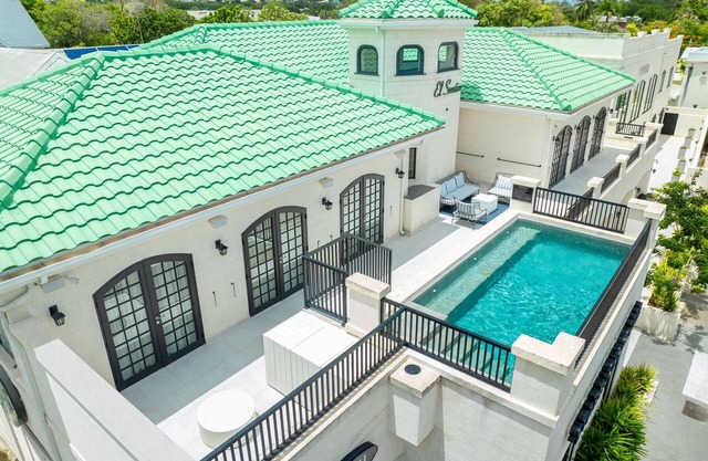 PH2 - Luxury Oceanview 2BR Penthouse w/Rooftop Pool directly opp. Worthing Beach