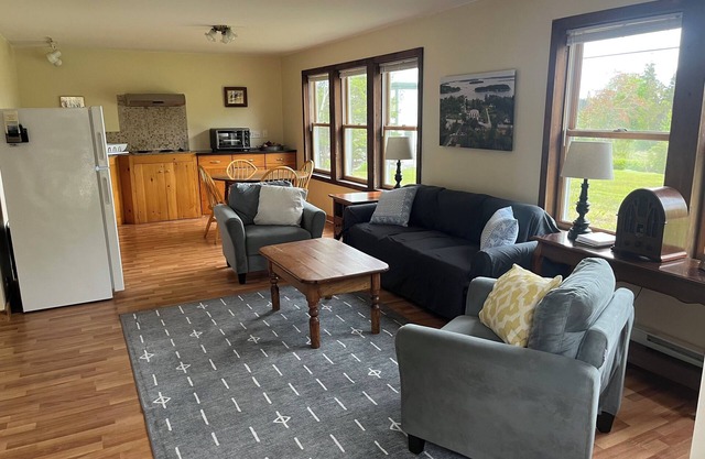 Pickwick Cottage - Conveniently-Located in Brooklin