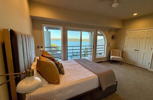 Pickwick Lake front Villa w/sensational views, a boat slip & pool in Counce, TN