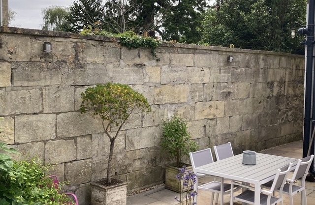 Picturesque Bath stone cottage in a quiet location