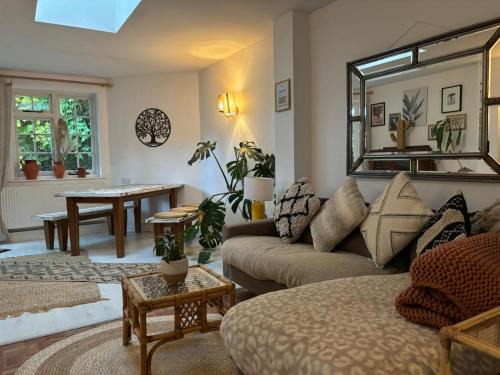 Picturesque Cottage in Oving- cosy pub & beaches