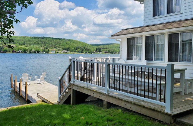 Picturesque Lakefront Cottage