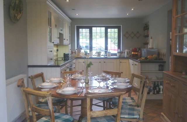 Picturesque Thatched 4 bedroomed Cottage between Quantock Hills and Sea