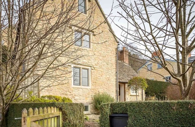 PIE COTTAGE, family friendly, character holiday cottage in Nailsworth