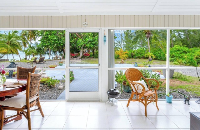 Piece of Mine Blue: Beach Cottage on 200-feet of Shoreline w/Screened Porch, Snorkeling + Hammocks