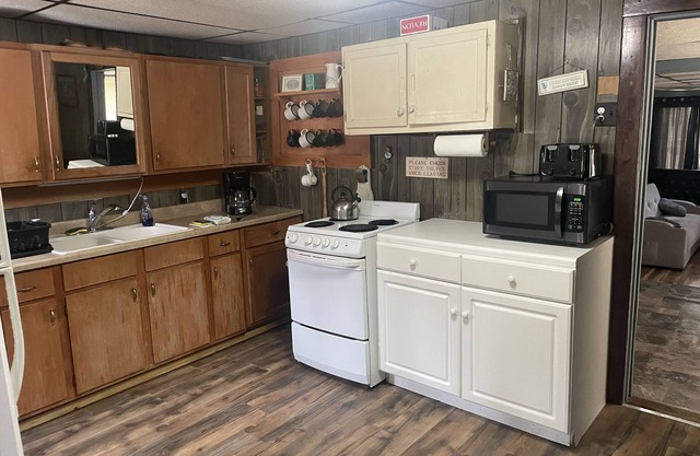 Piedmont lake hunting and fishing cabin