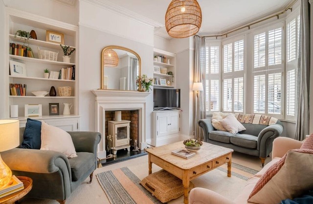 *Pierside Coastal Retreat* Luxury, family friendly, sleeps 10. Steps to the sea.