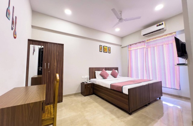 Pinaki Comfort Stay, Vile Parle - Near Airport