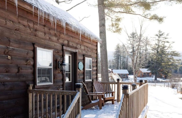 Pine Cabin: Lakeside Log Cabin Escape