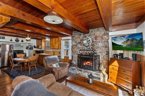 Pine Cone Mountain Retreat Cabin w/Hottub