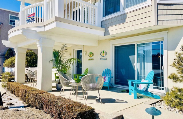 Pineapple Pad:ACROSS from beach + boardwalk + parking w/Full Linen Service!