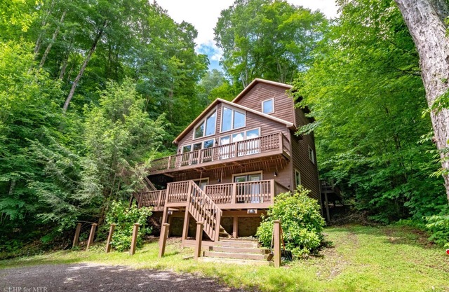 Pinecone Ridge - 441 Northpoint WaynnCinnamon Fern Chalet - Pet Friendly, Hot Tub, Short Drive to Two Ski Areas & Two State Parks