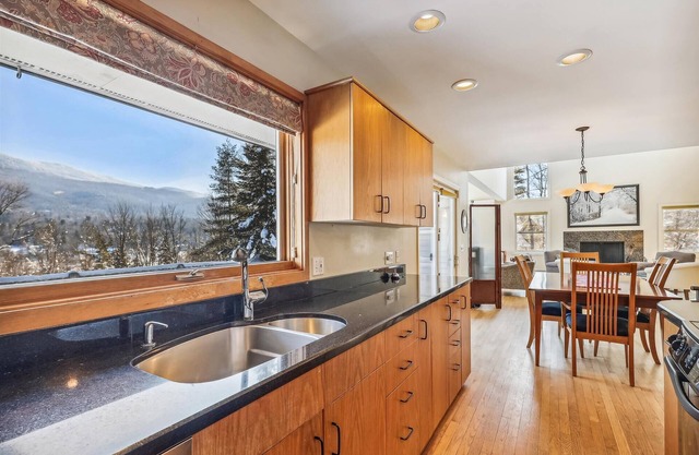 Pinnacle Lookout: 3 br, wood fireplace, a/c, garage, views!