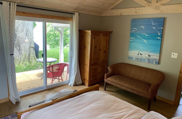 Pinot Noir cottage on the lake