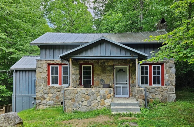 Pisgah Creek Retreat- Escape to nature. Secluded- Creekside, Well Equip- WiFi