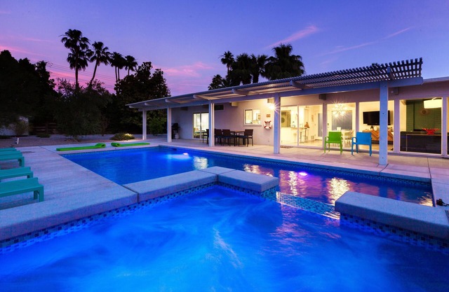 Plaimor Paradise: Luxury Mid-Century Modern Resort