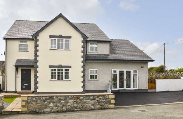 PLAS BACH, pet friendly, country holiday cottage in Aberffraw
