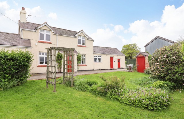 PLAS CWTTA, pet friendly, with hot tub in Ruthin