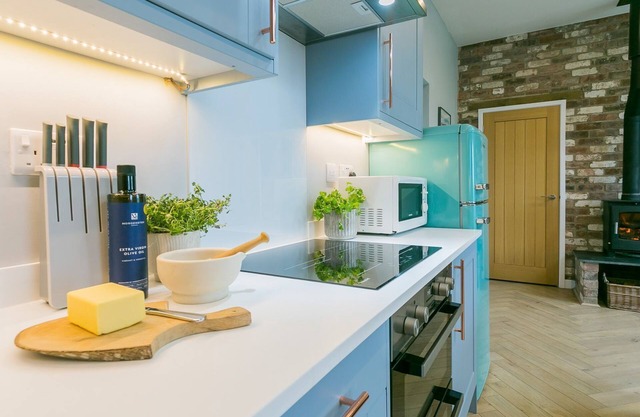 Plas Old Dairy - a hot tub that sleeps 4 guests in 2 bedrooms