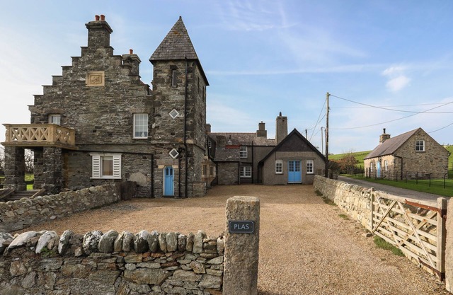 PLAS, pet friendly, character holiday cottage in Rhoscolyn