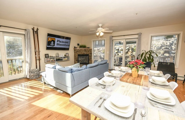 Pleasant Mountain Slope side Chalet! Moose Pond 3 bed 2.5 baths