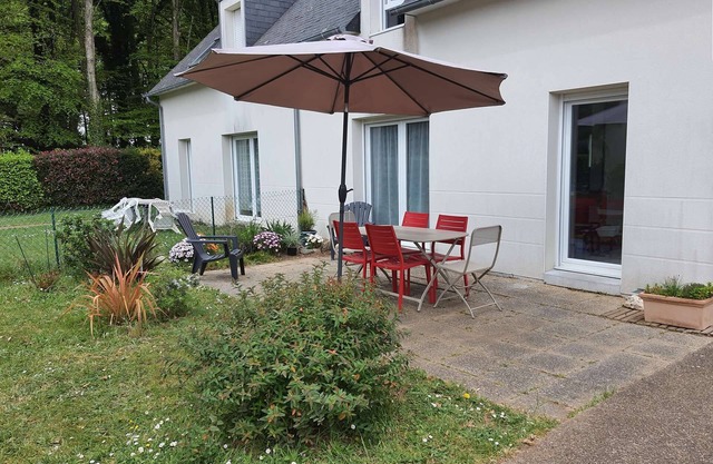 Pleuven, house with enclosed garden, ideal for visiting the region