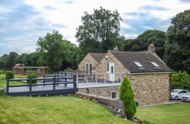 POACHER'S REST, pet friendly, character holiday cottage in Rowsley