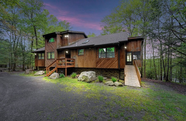 Pocono House W/Outdoor Hottub, Pet Friendly, 2 Canoes, Kayak & Firepit